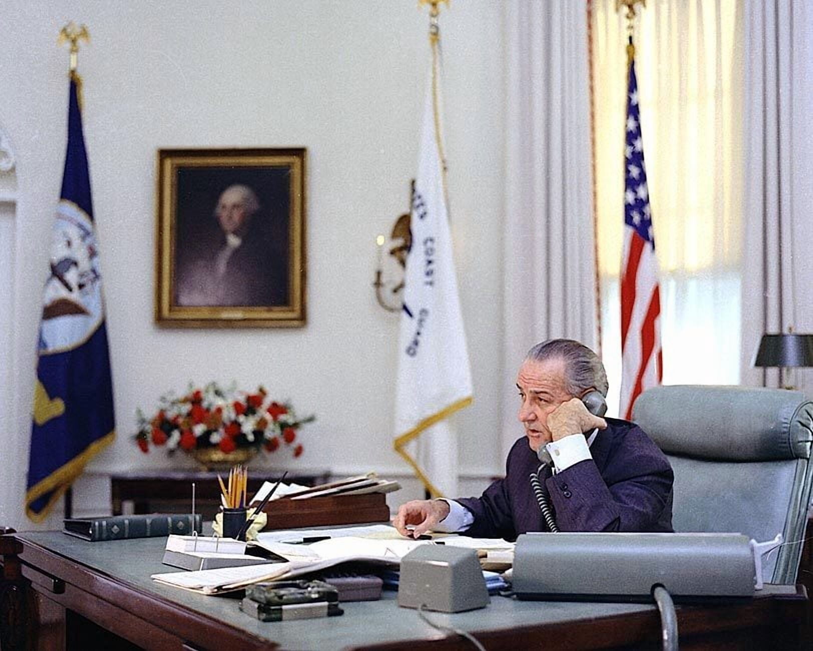 President Lyndon B. Johnson in Oval Office - Style B - 24x36 Inch ...