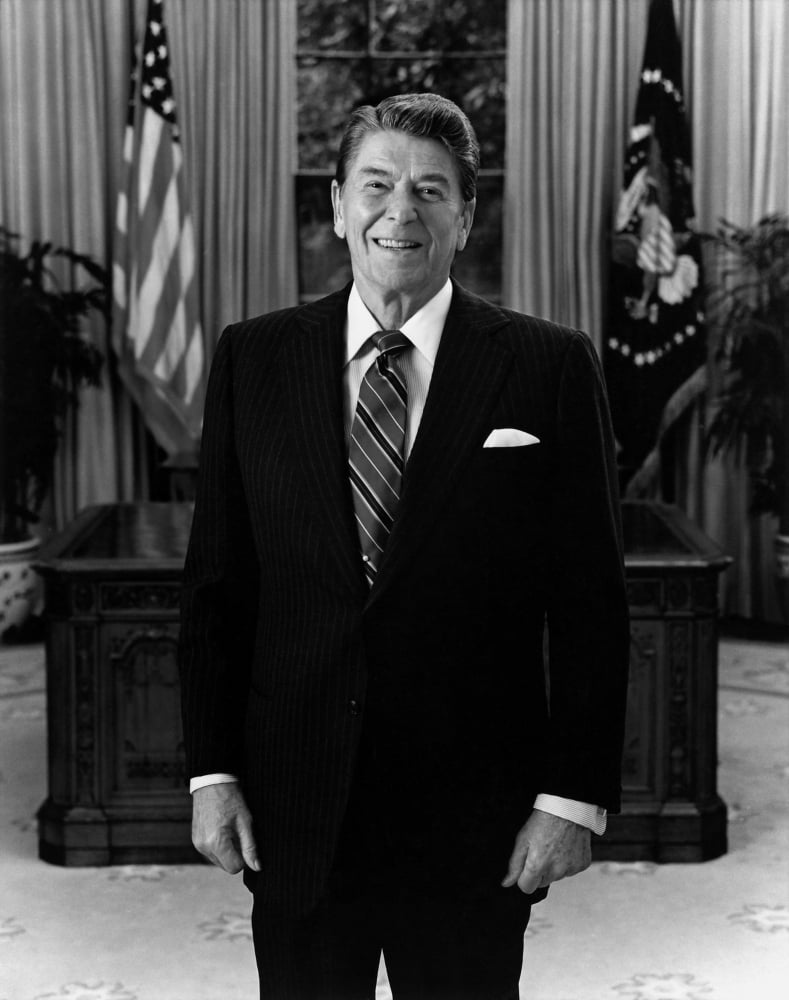 President Ronald Reagan standing in the Oval Office Canvas Art - John ParrotStocktrek Images (13 x 16)