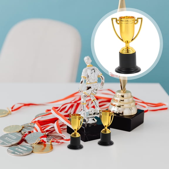 Pretyzoom 10Pcs Small Decorative Trophy Ornaments Portable Lightweight Plastic Assorted Colors