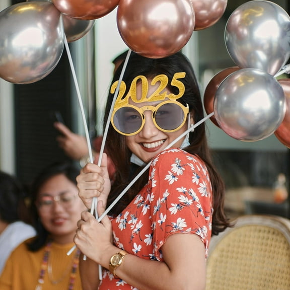 Pretyzoom Golden 2025 New Year Eyeglasses Prop Party Decoration Lightweight Sturdy Photo Booth Accessory
