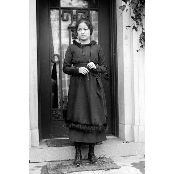 Print: Carmen Aguinaldo, circa 1918