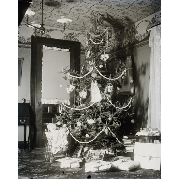 Print: Christmas Tree In The Wright Home, 7 Hawthorn Street, Dayton, Ohio