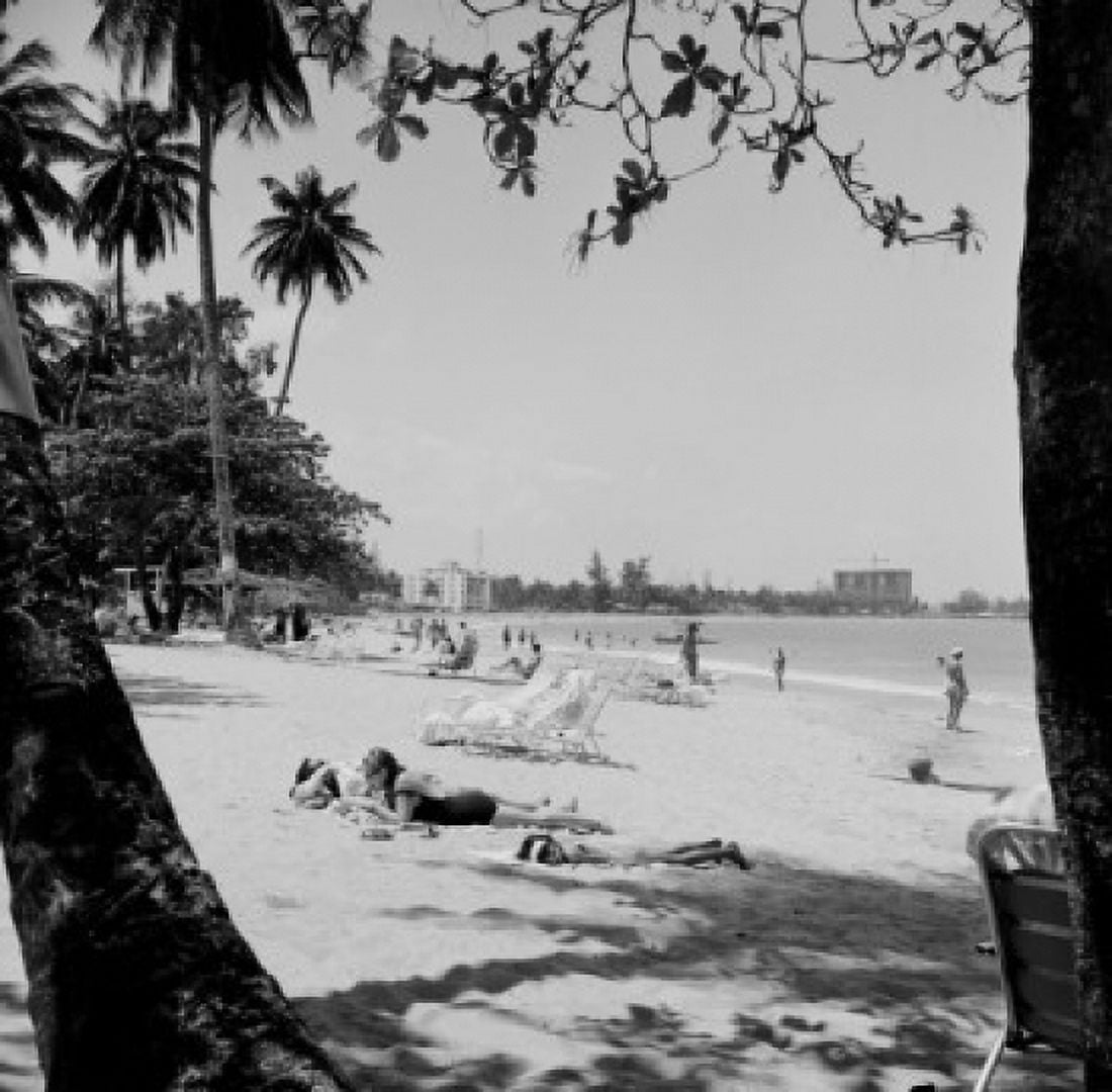 Puerto Rico Isla Verde People relaxing on beach Canvas Art - (18 x 24)