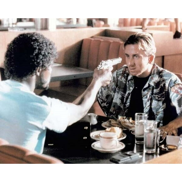 Pulp Fiction Samuel L. Jackson points gun at Tim Roth in diner 8x10 inch photo