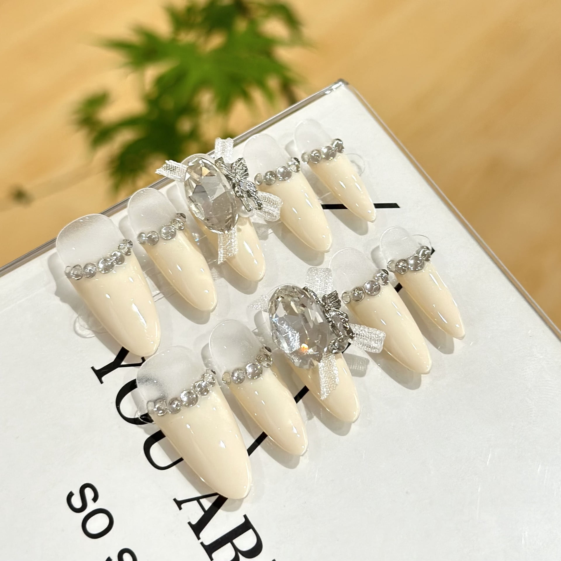 Purely hand-worn nail white, rich and beautiful French gentle and cute high-end nail art removable phototherapy nail sticker finished product