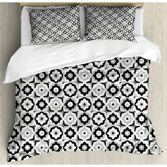 Quatrefoil King Size Duvet Cover Set, Black and White Ceramic Tile Design with Floral Ornaments Retro Daisies, Decorative 3 Piece Bedding Set with 2 Pillow Shams, Black Grey White, by Ambesonne