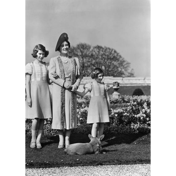 Queen Elizabeth (Center) History (18 x 24)