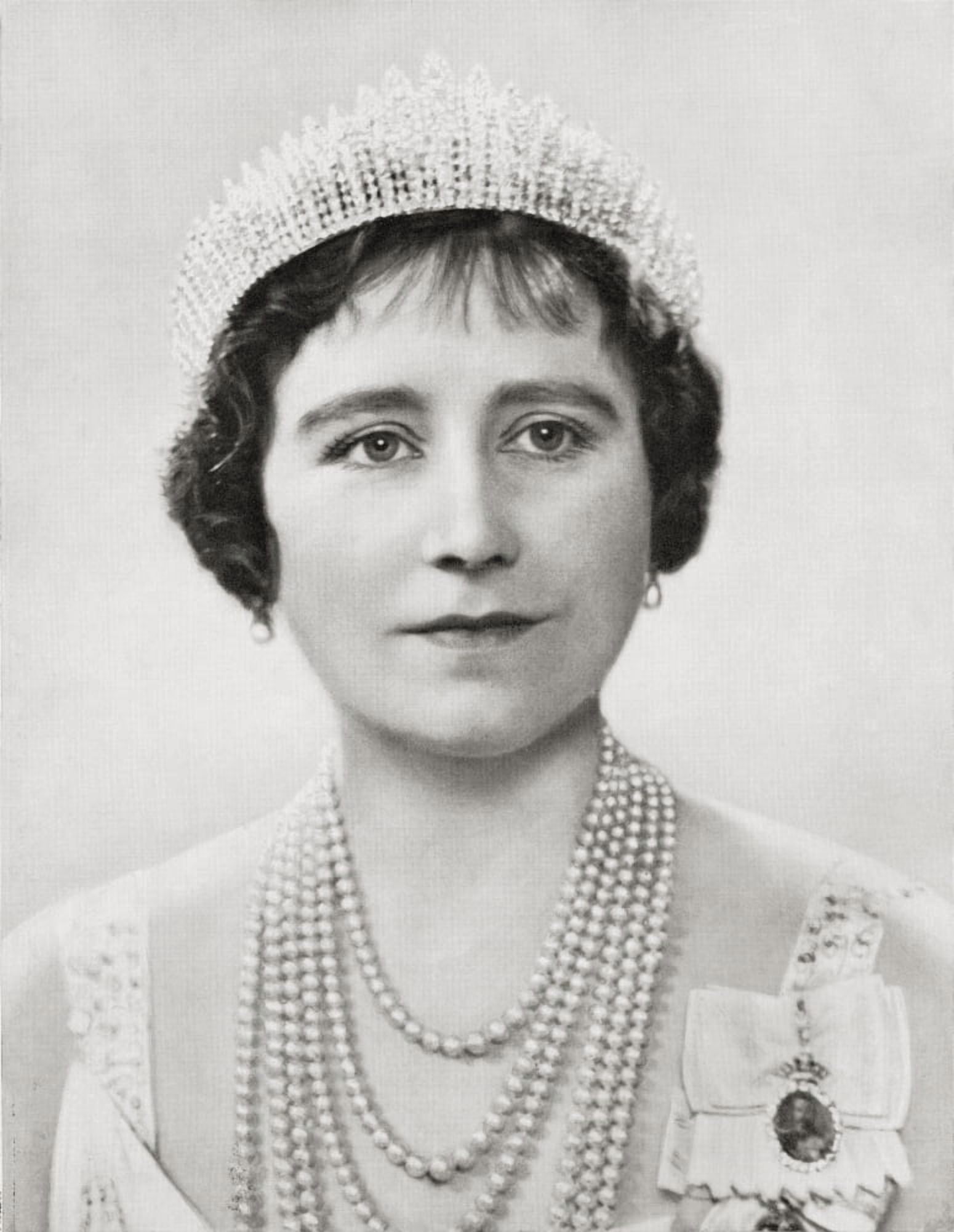 Queen Elizabeth The Queen Mother Elizabeth Angela Marguerite Bowes-Lyon 1900 Canvas Art - Ken Welsh Design Pics (26 x 34)