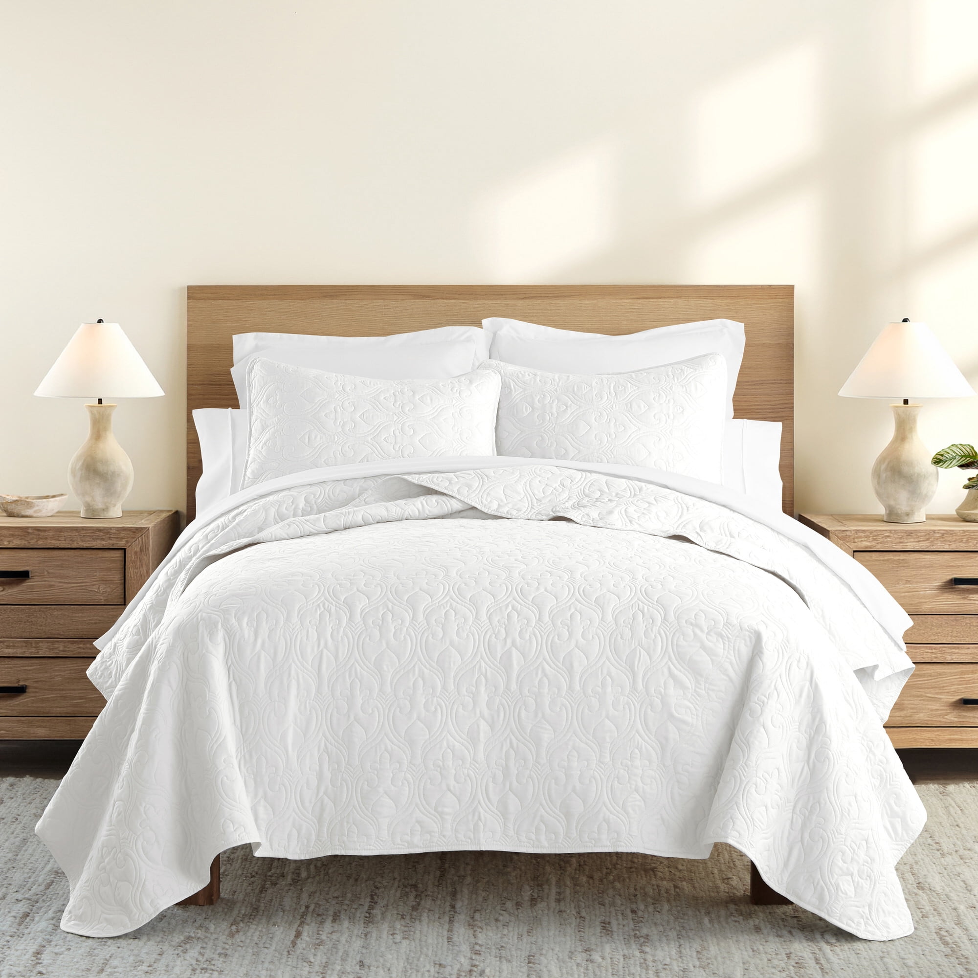 Lightweight Wrinkle Resistant Quilt Sets in White Damask for Full/Queen Size Bedding by Comfort Canopy