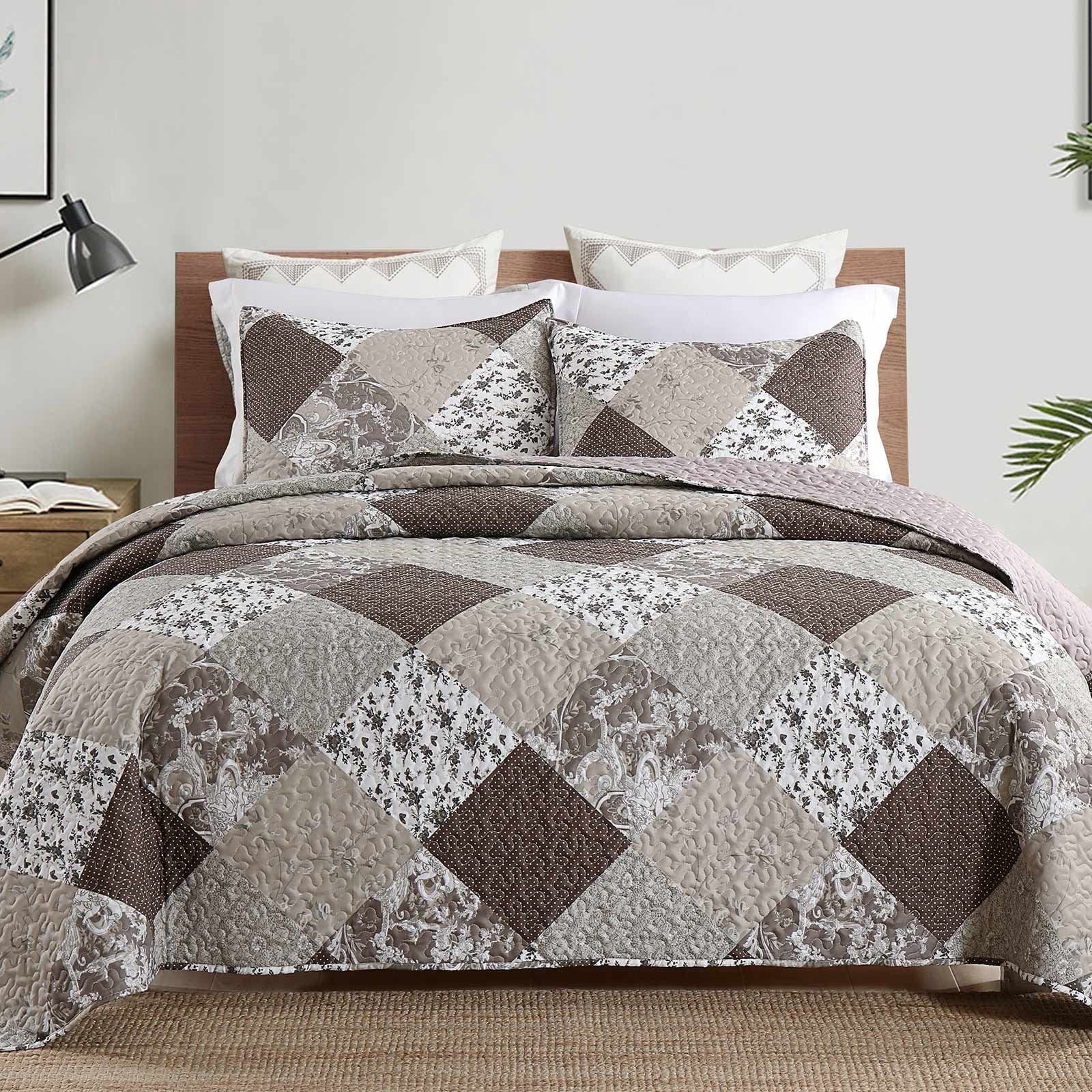 Queen Size Quilt Sets, Greagle 3-Piece Soft Warm Lightweight Bedspread Machine Washable Summer Quilt Bedding Set with Pillow Shams, Brown Plaid Patchwork Print, 90"x90"
