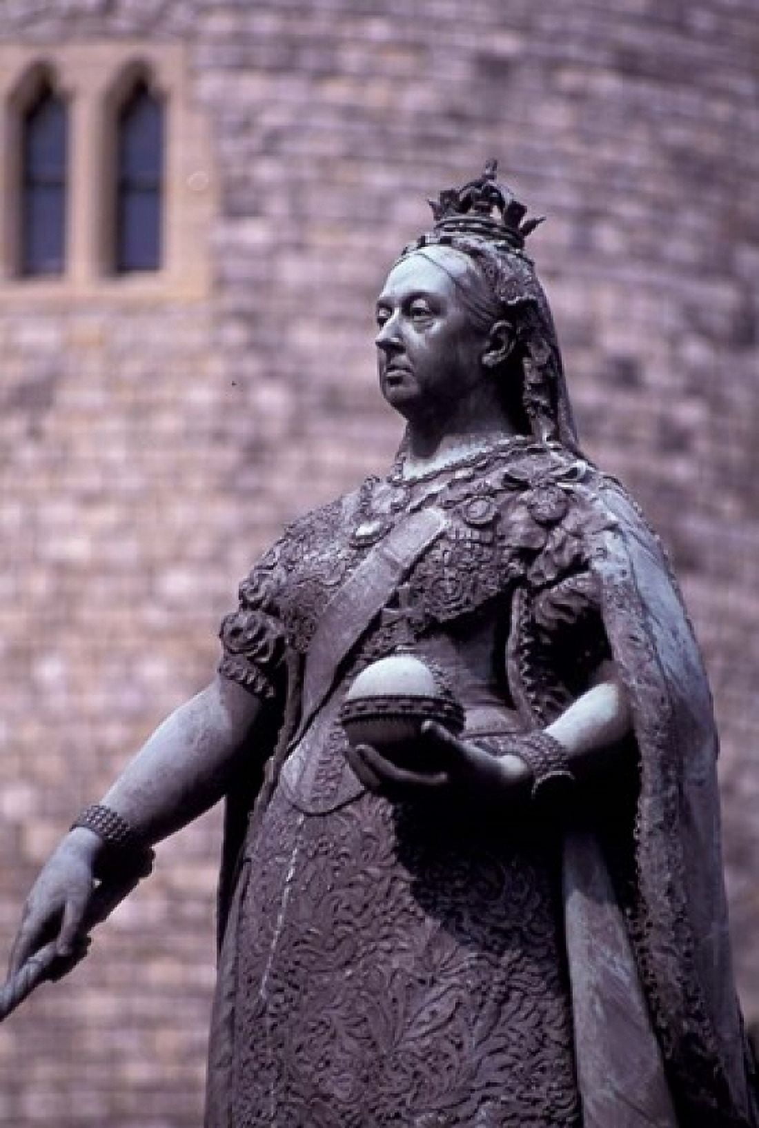 Queen Victoria Statue Windsor England Canvas Art - Nik Wheeler DanitaDelimont (12 x 17)
