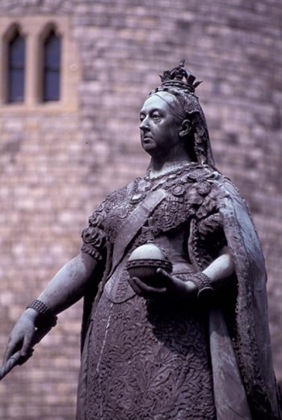 Queen Victoria Statue Windsor England Canvas Art - Nik Wheeler DanitaDelimont (24 x 35)