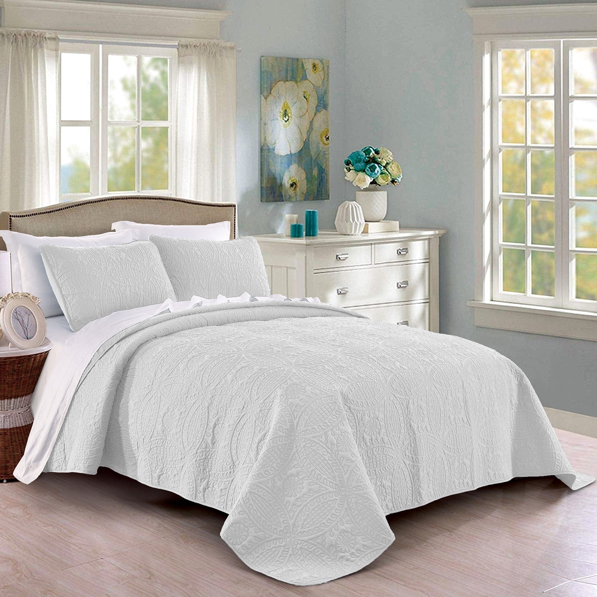 Quilt Set Full/Queen Size White - Oversized Bedspread - Soft Microfiber Lightweight Coverlet for All Season - 3 Piece Includes 1 Quilt and 2 Shams, Geometric Pattern