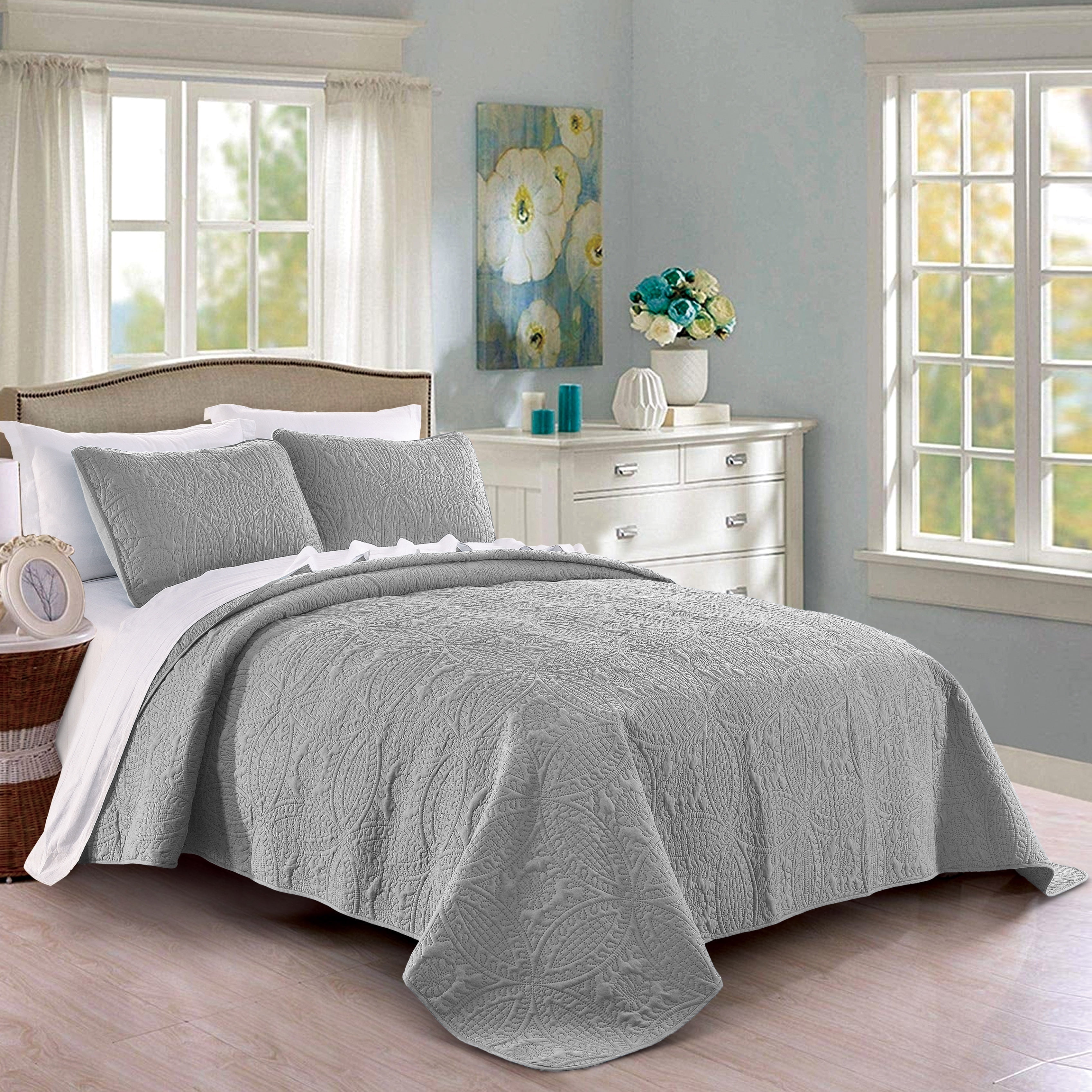 King Light Gray Microfiber Reversible Quilt Set with Geometric Pattern