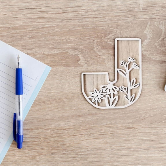 RBCKVXZ 5 Inch Carved Wooden Letter Ornament Floral Design Home Kitchen Wedding Wall Hanging Decor for Living Room, Boho Initial Sign for Personalized Wedding Gift for Couple Housewarming Present