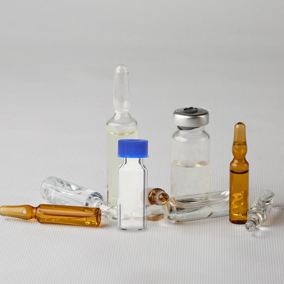 REOFLYUP 100Pcs Transparent Small Glass Bottles with Lids Leakproof Vials for Sample Storage and Analysis