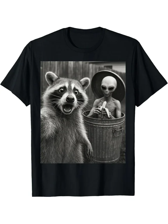 Raccoon Selfie With Alien - Funny Raccoon Retro T-Shirt