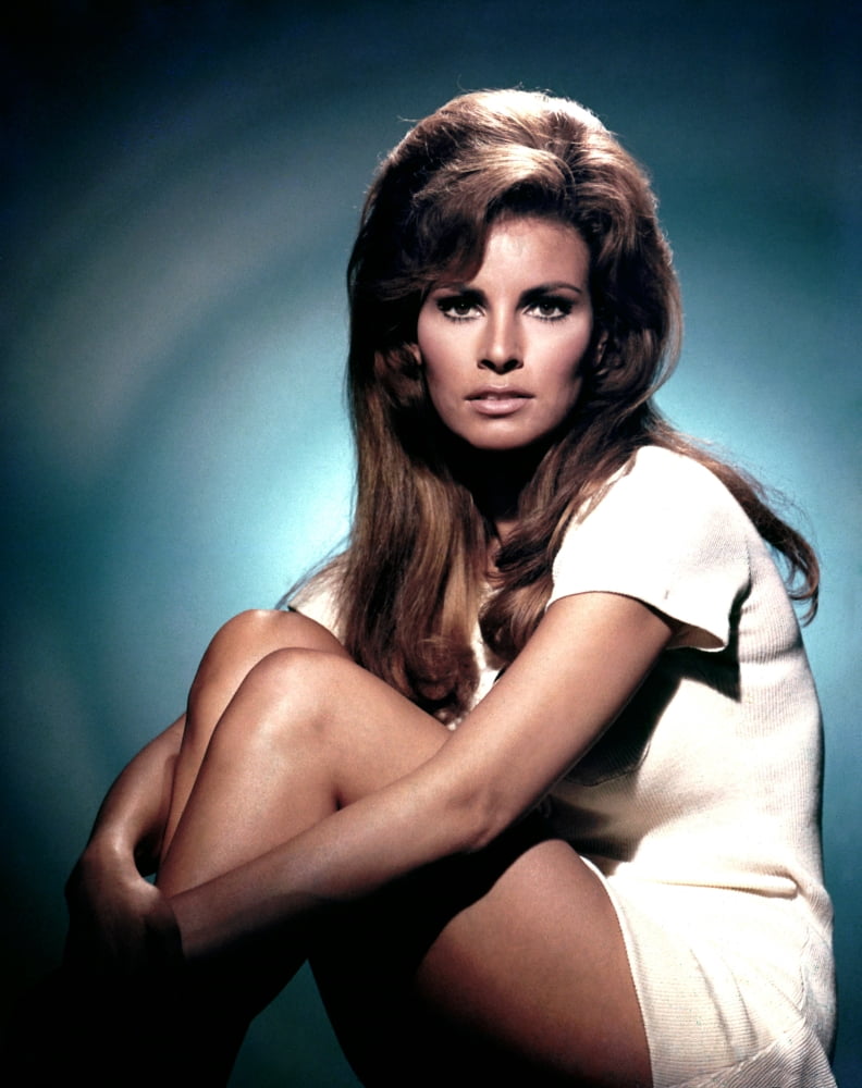 Raquel Welch Canvas Art - (16 x 20)