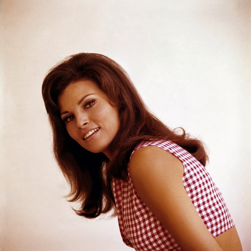 Raquel Welch Canvas Art - (16 x 20)