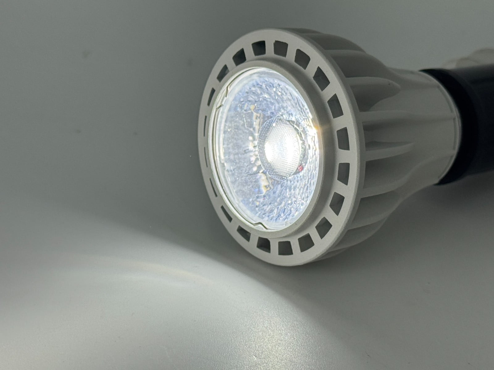 Rebaydo PAR20 E26-E27 LED Bulb 16 Watt 100-277 VAC 24 Degree (Color:White 6000K;)