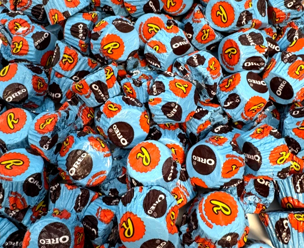 Reese's Oreo Miniatures Milk Chocolate & White Crème Peanut Butter Cups, Wrapped Bulk Candy (2 Pounds)