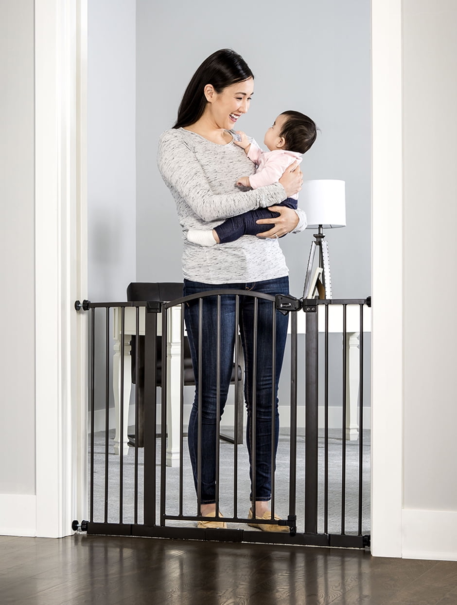 Bronze Arched Metal Retractable Baby Safety Gate