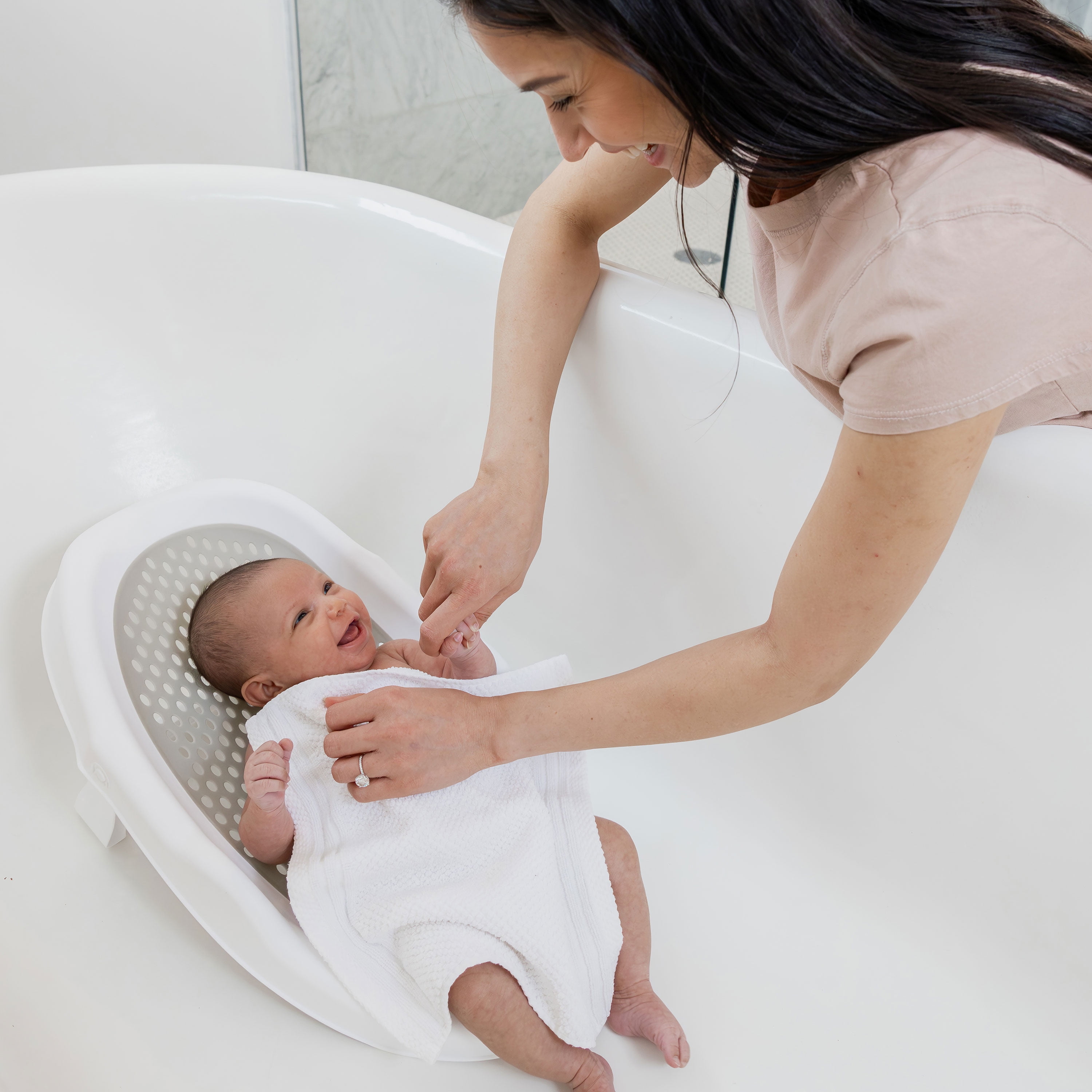 https://i5.walmartimages.com/seo/Regalo-Newborn-Baby-Bath-Support-Positioner-Ergonomic-Design_afaf04b3-e94a-498f-a877-ae85c497b5bb.856964a0416fbd752a6adf5bec09eeab.jpeg