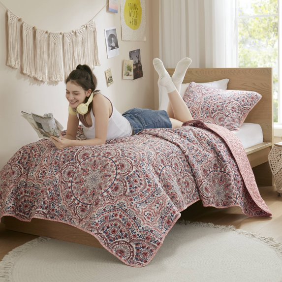Regency Heights 2-Piece Twin/Twin XL Size Floral Boho Quilt Set, Pink Medallion Print Reversible Bedding Set, Twin Size Quilt with Sham