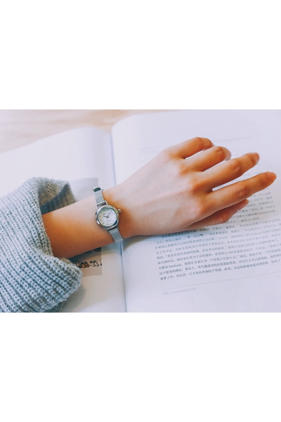Women Watches Leather Strap Silver Round Case Casual Fashion Ladies Wrist Watches Silver