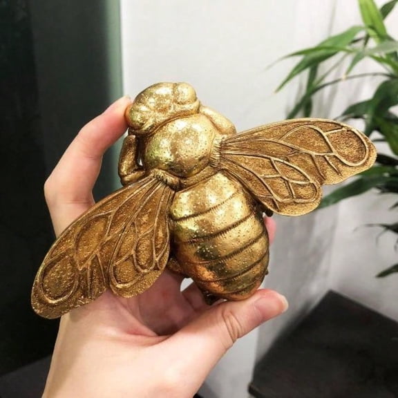 Resin Golden Bee Wall Decor Sculpture, 5.91 Inch Hanging 3D Bee Figurine Art Ornament, Rustic WallMounted Decor for Home, Living Room, Bedroom