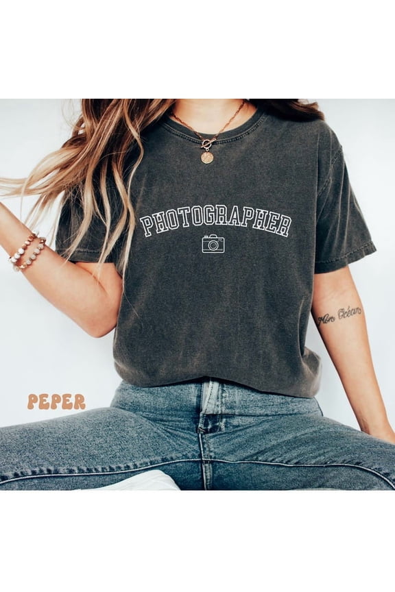 Retro Photographer T-Simple Photographer Crewneck, Photographer Apparel, Retro Style Photographer, Photography Lover Sweater, F1842