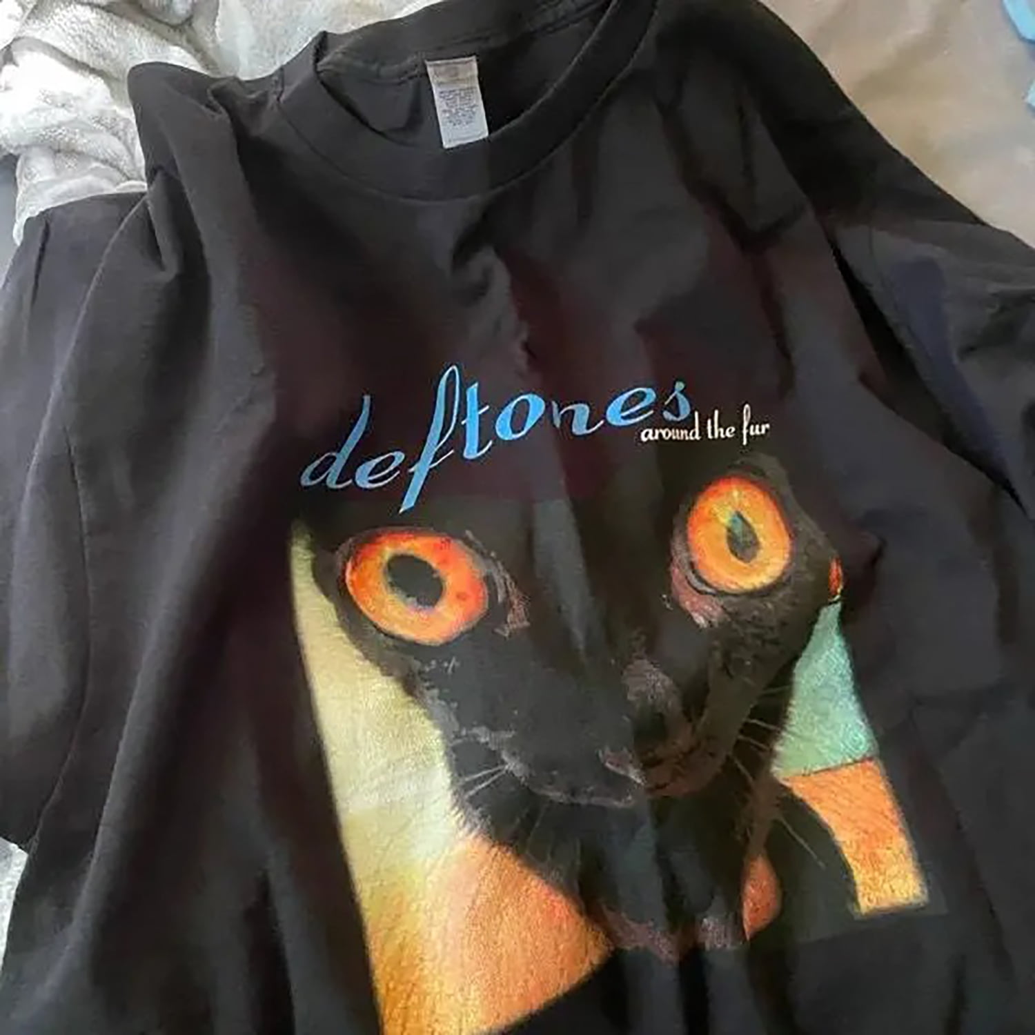 Retro vintage style tshirt Deftones around the fur cat