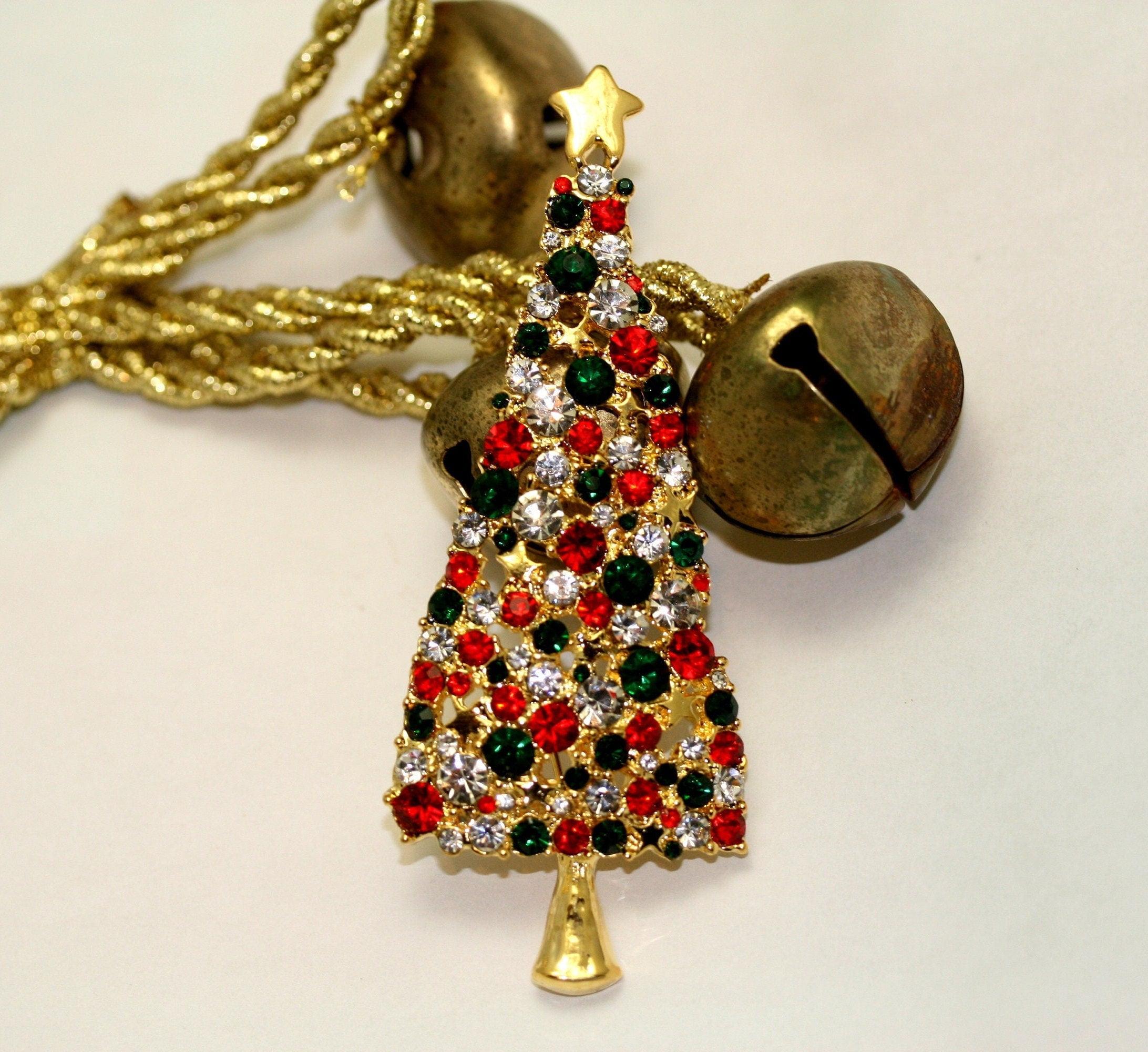 Gyn&Joy Emerald Red Crystal Heart Wreath Brooch Pin - Vintage Floral Rhinestone Jewelry