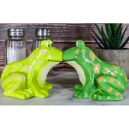 Ribbit Love Green Tree Frogs Toads Kissing Ceramic Salt And Pepper Shakers Set