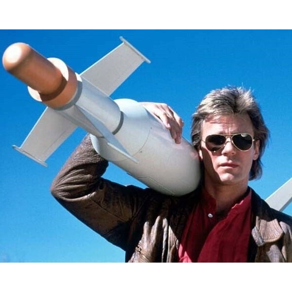 Richard Dean Anderson as MacGyver holding rocket on his shoulder 8x10 photo