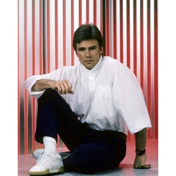 Richard Dean Anderson in white shirt & seated pose as MacGyver 8x10 photo