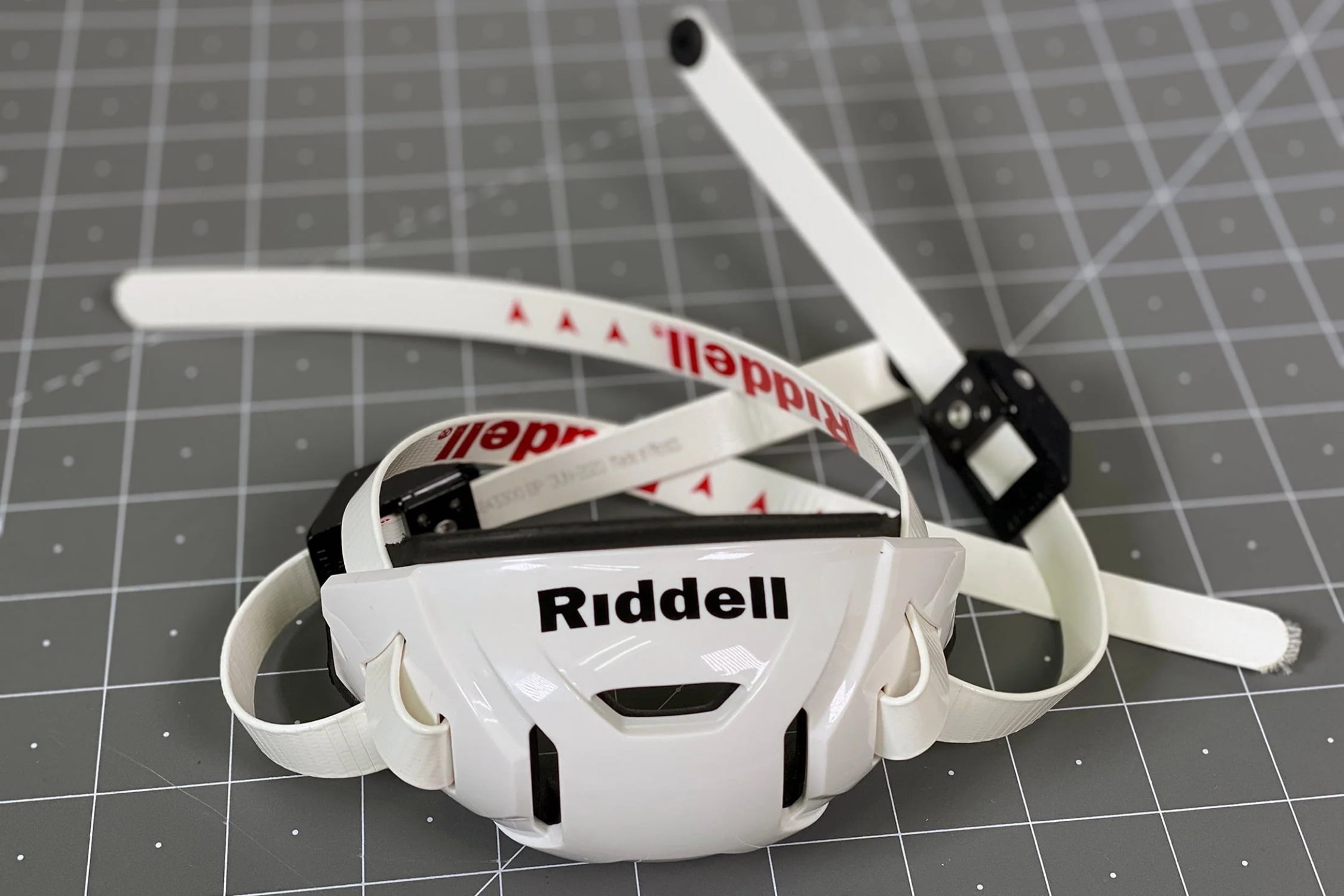 Riddell SpeedFlex Hard Cup CamLoc Chinstrap White, Medium