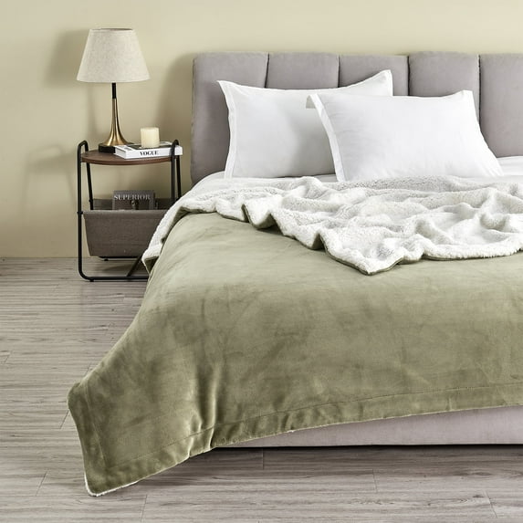 Ridge & Cove Plush Sherpa Reversible Throw Blanket (King, Loden Green)