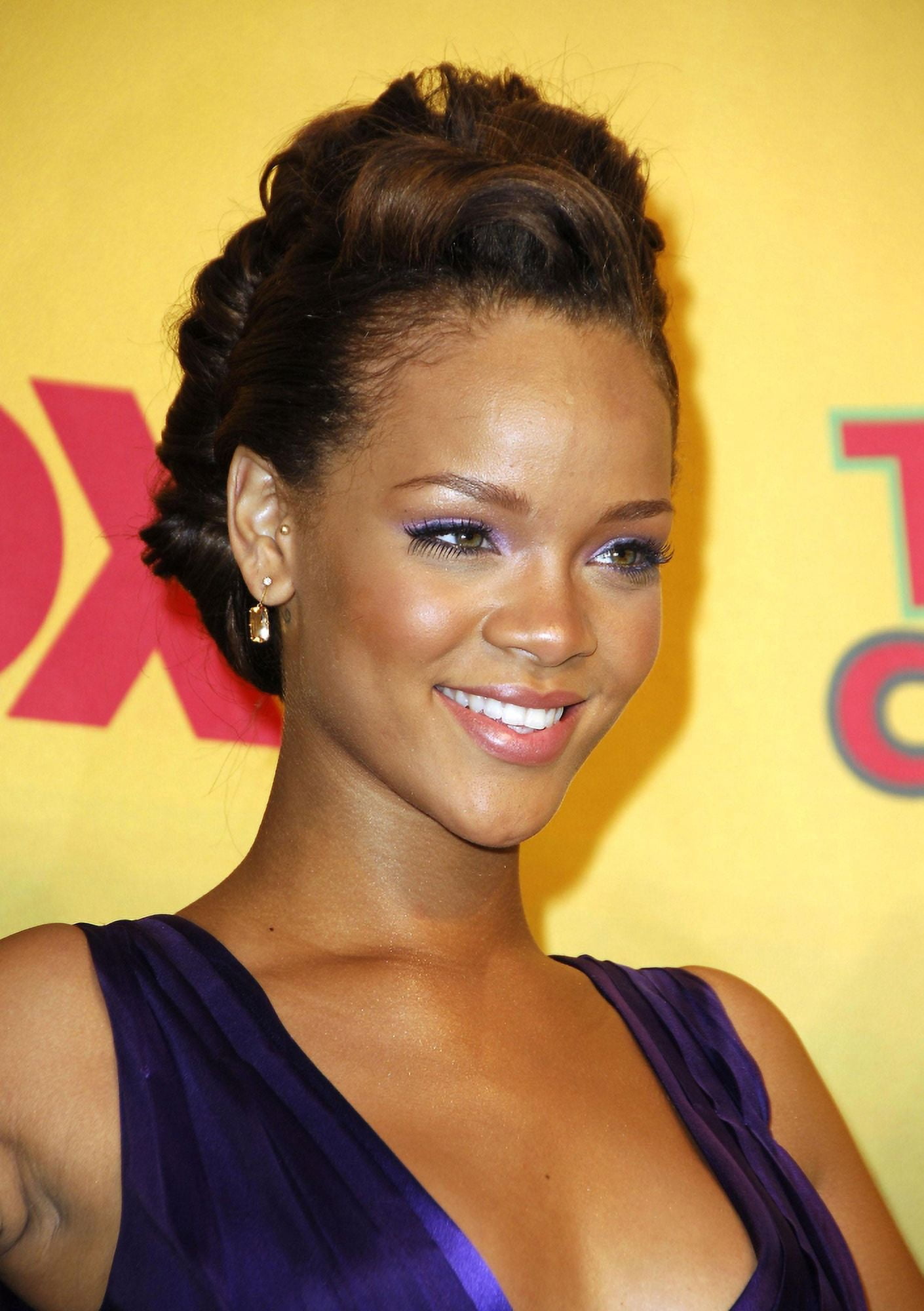 Rihanna In The Press Room For Teen Choice Awards 2006 - Press Room Canvas Art - (16 x 20)