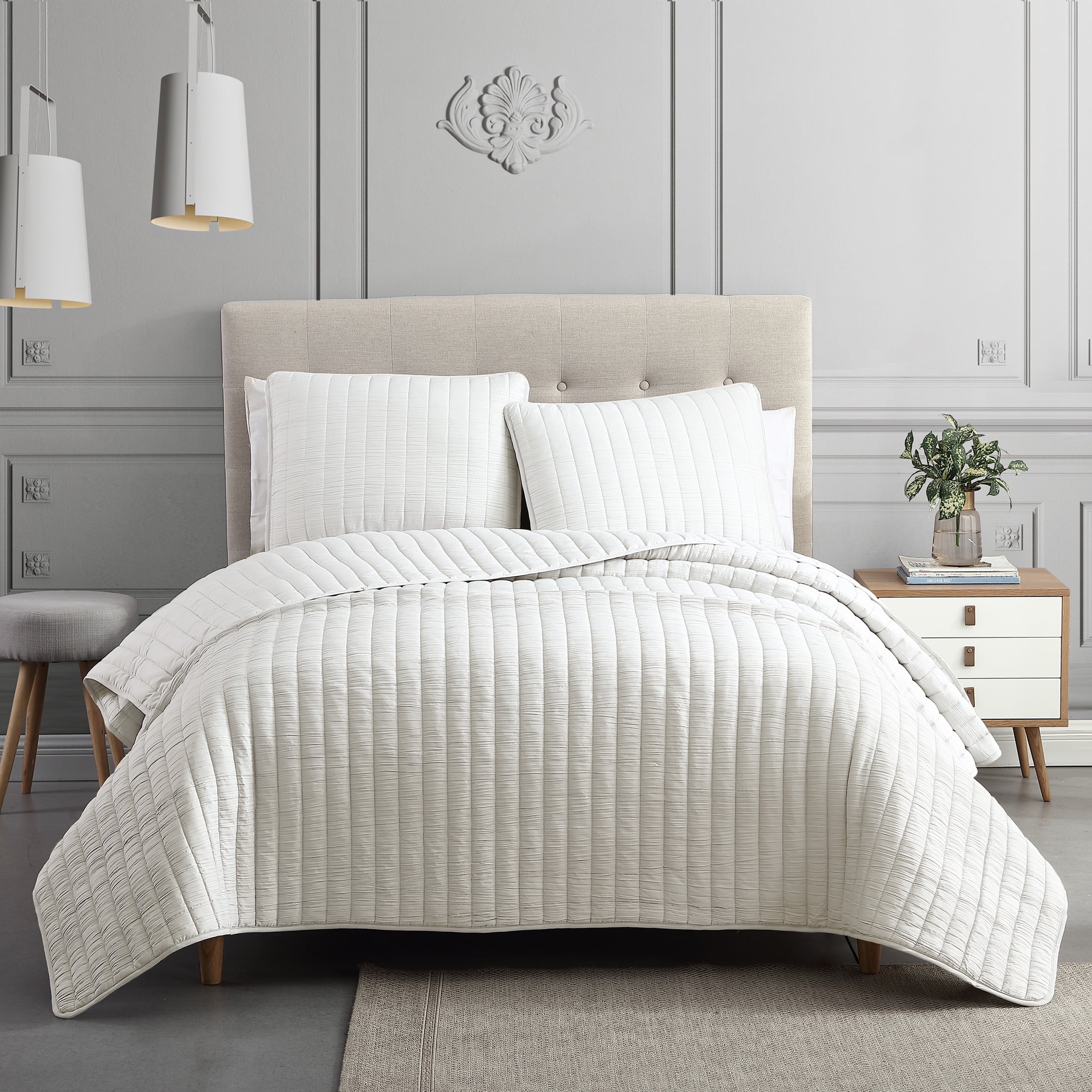 King Ivory Polyester Reversible Quilt Set with Shams