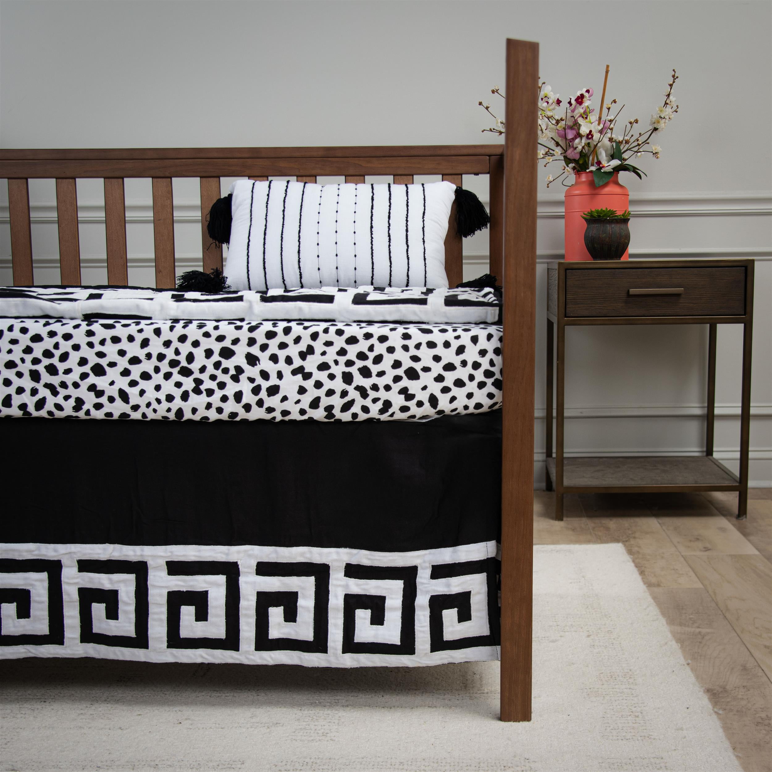 Rizzy Home Adair 26" X 51" Black/White Greek Key Cotton Crib Skirt