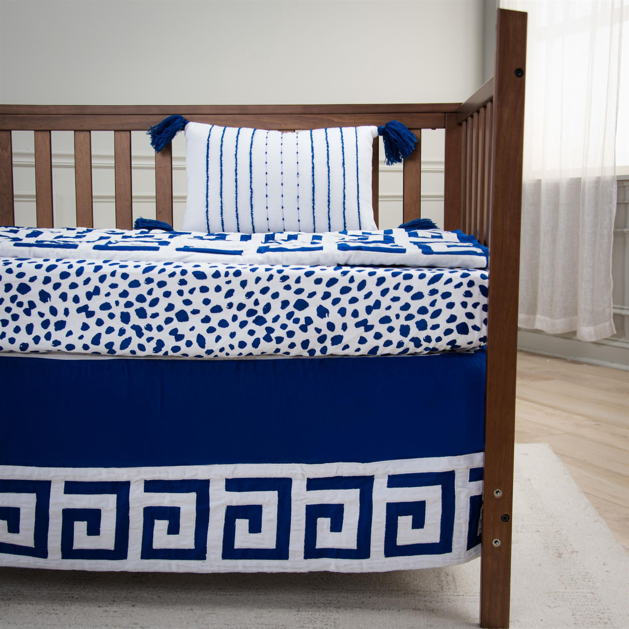 Rizzy Home Adair 26" X 51" Navy/White Greek Key Cotton Crib Skirt