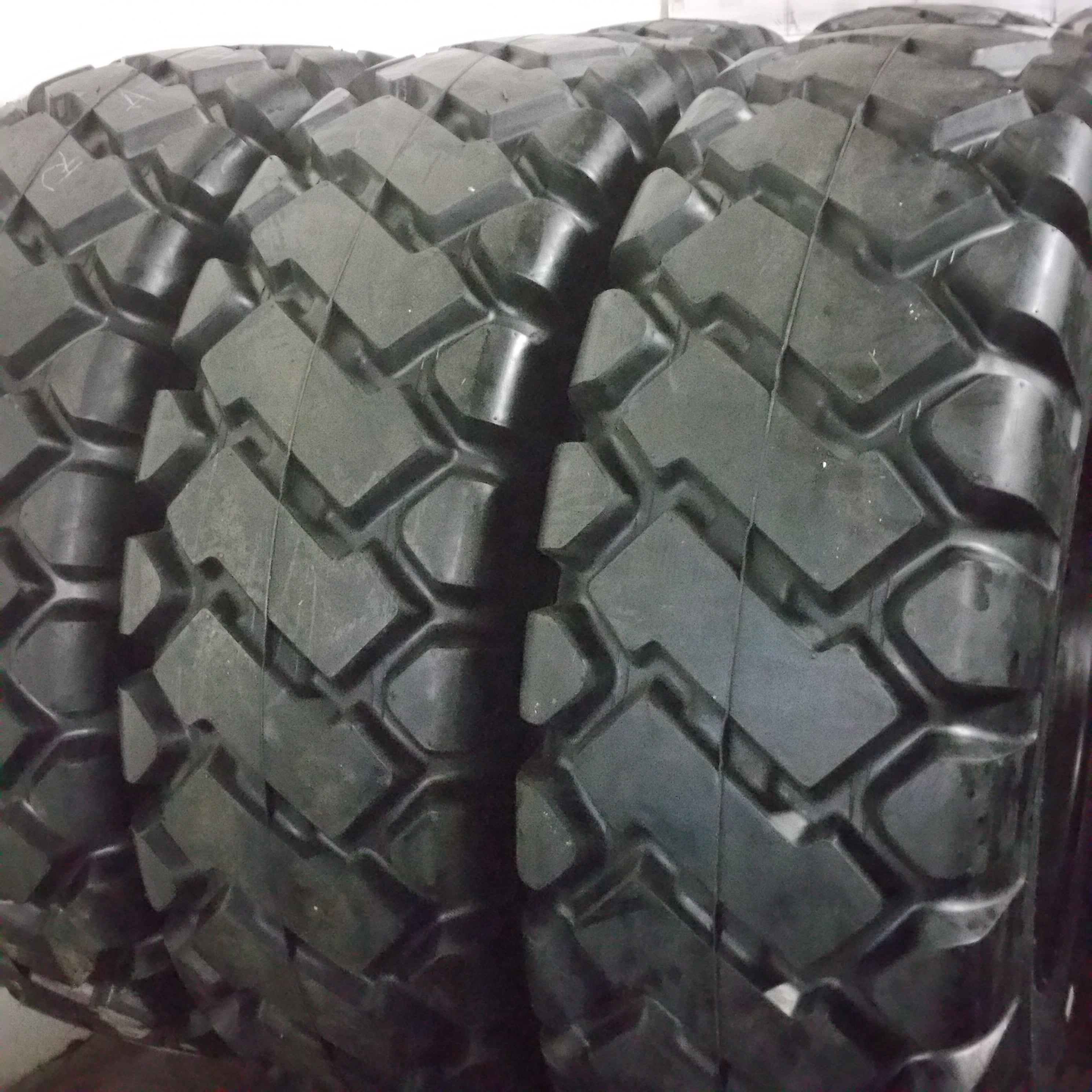 Road Crew 17.5x25 20 Ply E3/L3 Loader Tire, Durable Lug Design, Free ...