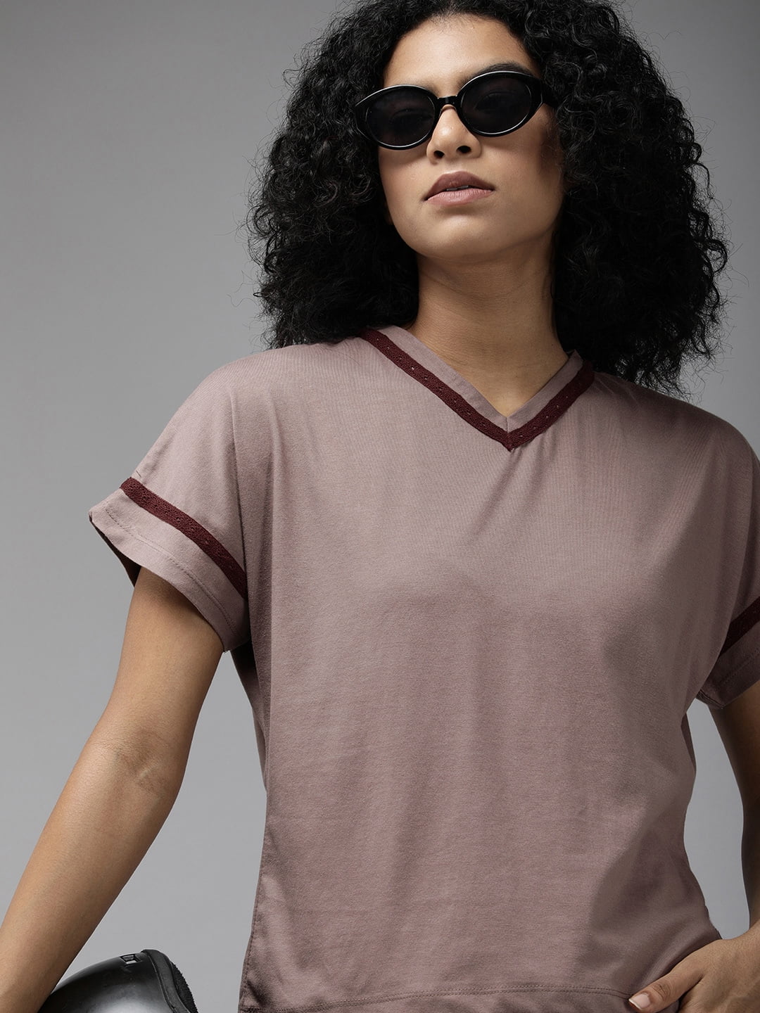 Roadster - By Myntra Casual T-Shirts For Women Mauve Solid V-Neck