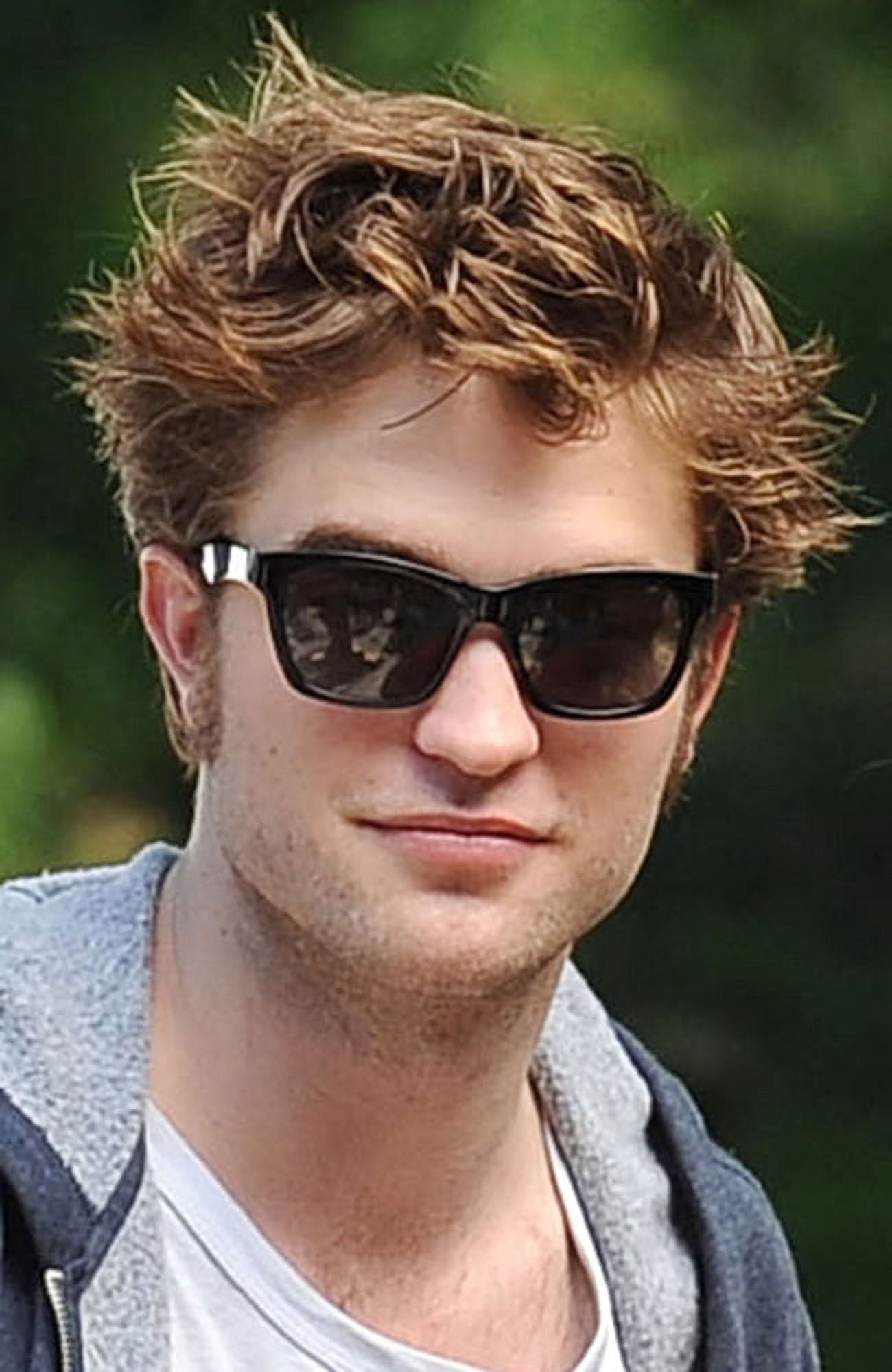 Robert Pattinson On Location For Remember Me Film Shooting On Location In Central Park Canvas Art -  (16 x 20)