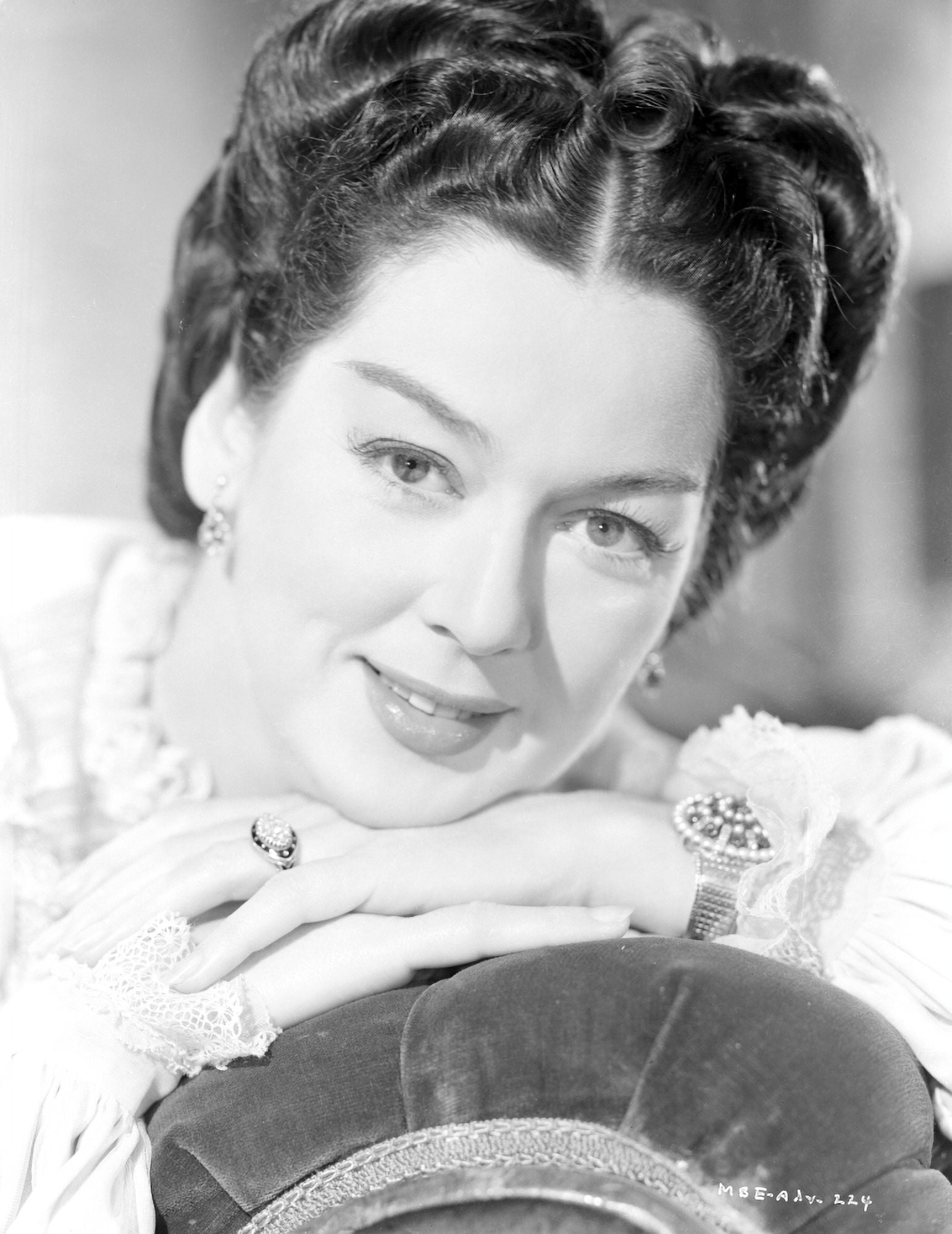 Rosalind Russell smiling and Leaning on Hand Photo Print (24 x 30 Rosalind Russell smiling and Leaning on Hand Photo Print (24 x 30
