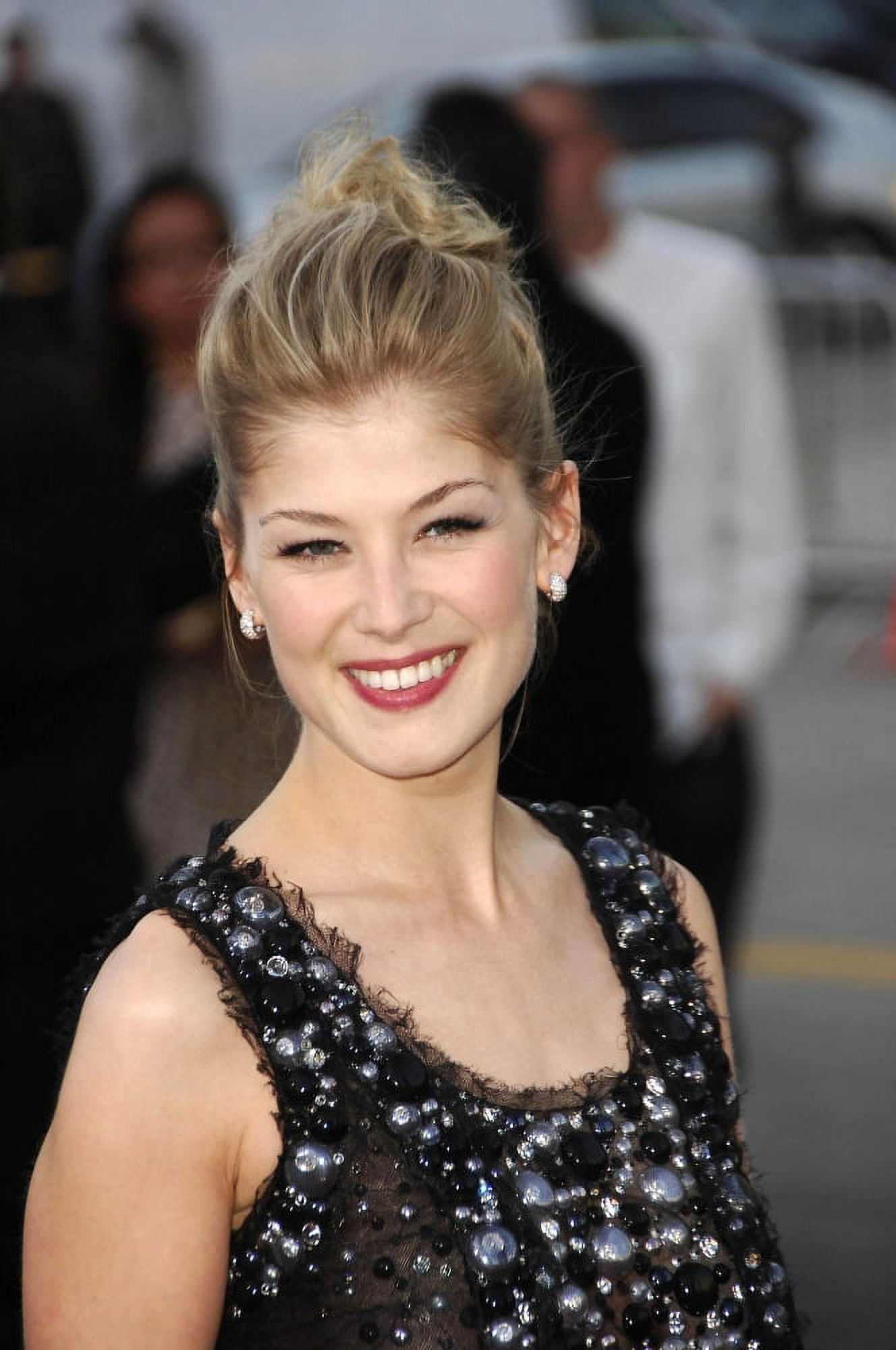 Rosamund Pike At Arrivals For Fracture Premiere Canvas Art - (16 x 20)