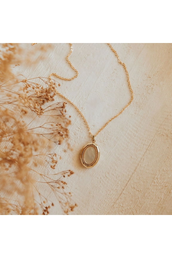 Round/Oval Locket Necklace that Holds Picture, Half-open Personalized Photo Medallion Pendant Stainless Steel Chain, Memory Gifts for Mother Mom Women