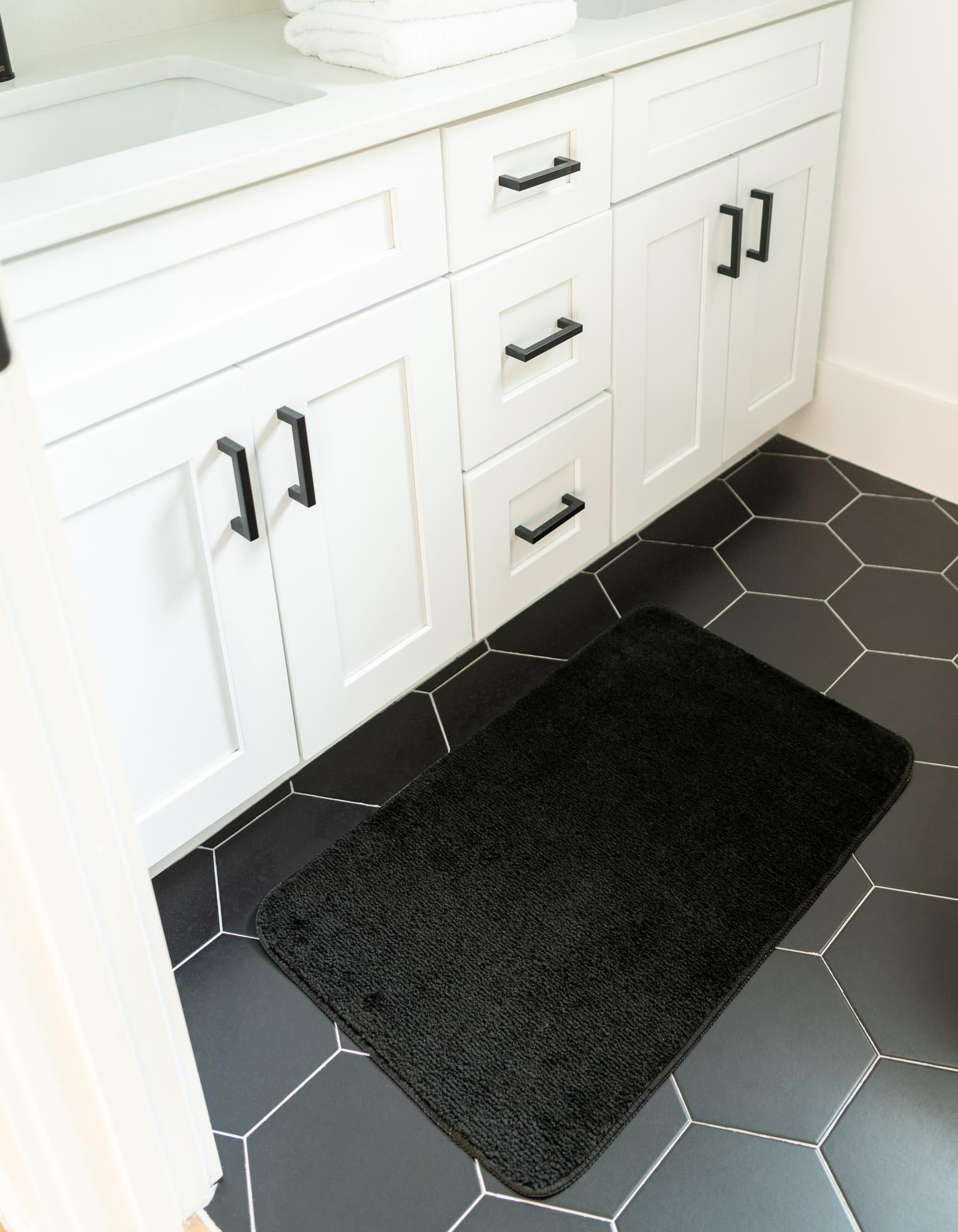 Rugs.com Bano Everyday Bath Mat Collection Rug – 1' 8 x 2' 7 Midnight Black Machine Washable Shag Bath Mat, Extra Soft and Absorbent, Non-Slip, Quick Dry, Perfect for Bathroom
