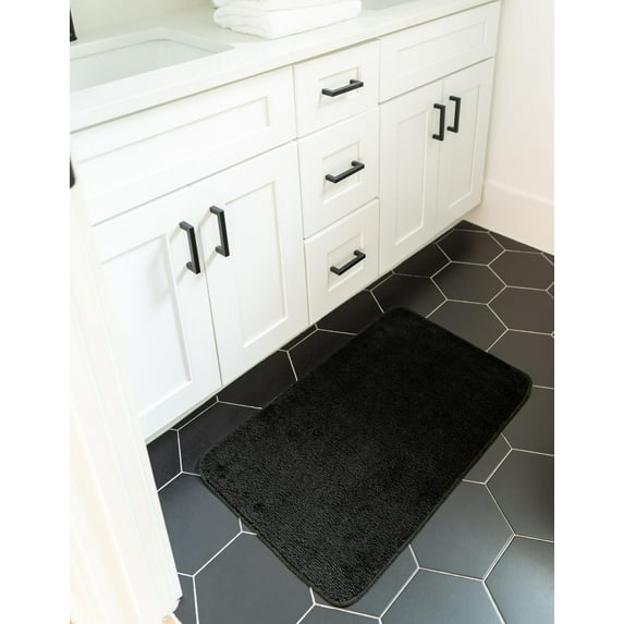 Rugs.com Bano Everyday Bath Mat Collection Rug – 1' 8 x 2' 7 Midnight Black Machine Washable Shag Bath Mat, Extra Soft and Absorbent, Non-Slip, Quick Dry, Perfect for Bathroom